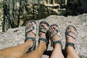 Füße und Sandalen mit kappadokischem Staub aus dem Taubental.