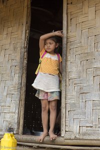 Khmu-Kind im Dorf am Mekong in Laos