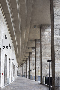 Naturstein in der Kolonnade des Olympiastadions in Berlin