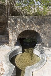 Quelle zum Bewässerungssystem der Omanis, das Faladsch im Ayn Tabrook.