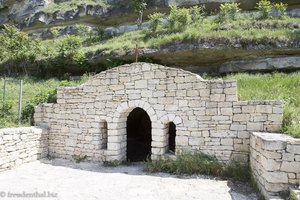 Die Höhlenkapelle mit der mittelalterlichen Quelle des Dorfes Trebujeni.