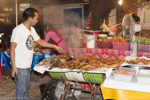 Deftiges vom Grill auf dem Nachtmarkt von Vientiane