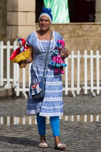 Puppenverkäuferin auf dem Kathedralenplatz von Havanna