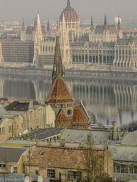 Blick zur Donau und (davor) zu der Kirche beim Szilágyi-Platz 