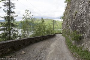 Straße entlang dem Fels beim Vidraru Stausee in Rumänien