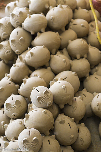 lauter gebrannte Sparschweine in der Töpferei von Ráquira