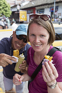 Cilfredo und Anne mit Empanadas vom Strassengrill.