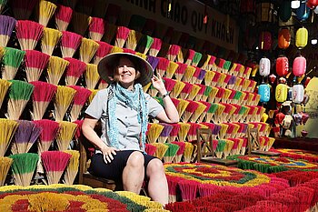 Annette zwischen tausenden Räucherstäbchen in Thuy Xuan bei Hué