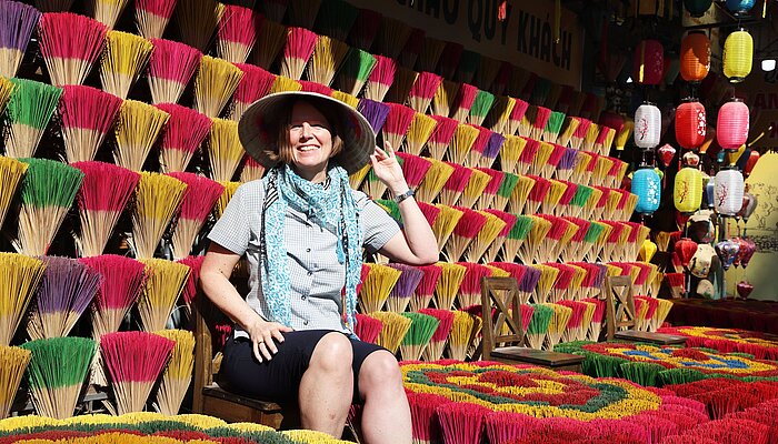 Annette zwischen tausenden Räucherstäbchen in Thuy Xuan bei Hué