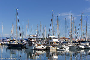 In der Marina dümpeln hübsche Segelboote.