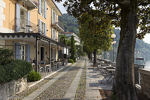 Schmale Fahrspur zum Hotel Cannero entlang der Promenade