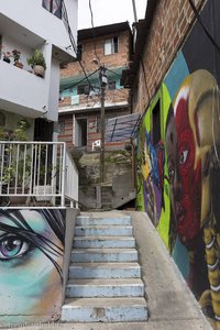 Treppen führen in das bunte Viertel der Comuna 13 in Medellín.
