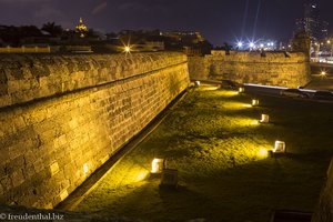 Abendlicher Blick auf die Mauern von Cartagena.
