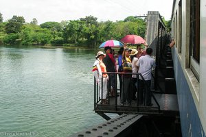 Kwai River - Wartende auf einem Brückenbalkon