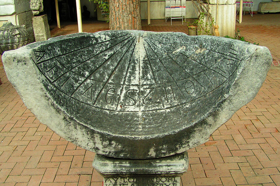 Sonnenuhr beim Ephesos-Museum in der Türkei