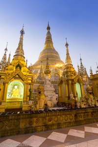 Stupas in der Shwedagon-Pagode