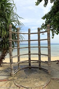 die Freidusche am Strand des Thapwarin Resorts