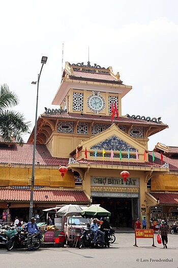 Torgebäude mit Uhrturm des Ben-Thanh-Marktes in Saigon