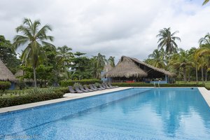 Großer Pool beim Hotel Hukumeizi an der Karibikküste von Kolumbien.