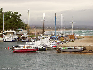 Boote im geschützten Kanalhafen