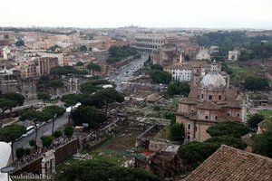 Blick vom Denkmal Richtung Colosseum