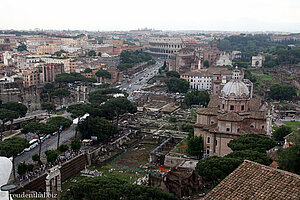 Blick vom Denkmal Richtung Colosseum