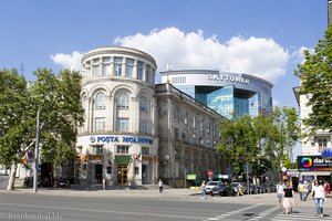 das Posthaus und der moderne Sky Tower dahinter - Chisinau