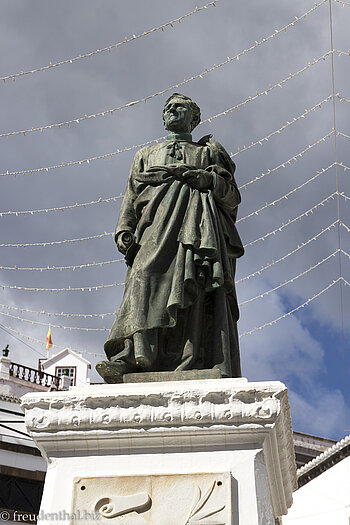 Pfarrer Manuel Díaz an der Plaza de España