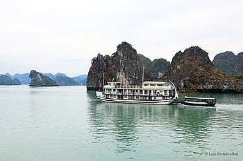 Ausflugsboot in der Halong-Bucht in Vietnam