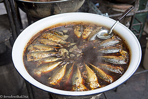 Fisch bei einer Garküche in Banglampoo