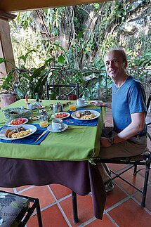 Beim ersten Frühstück vor der großen Rundreise