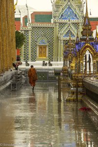 Wat Phra Kaeo - Mönch im Regen