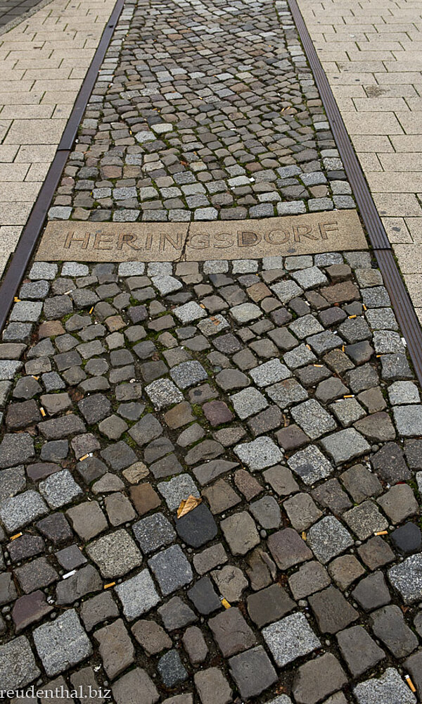 Nordbahnhof - alte Gleise und Namen der Ziele an der Ostseeküste