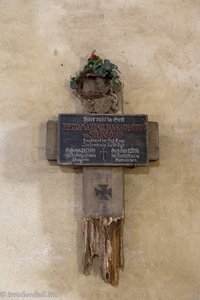 Altes Grabkreuz in der Kirche auf dem Michelsberg in Rumänien