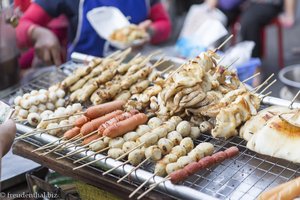 Grillspieße einer Garküche in Chinatown von Bangkok