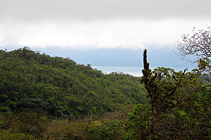 Der Lago Arenal ist im Dunst leicht sichtbar