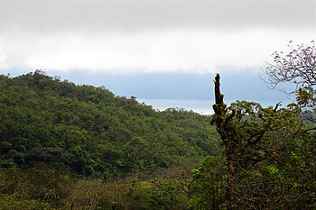 Der Lago Arenal ist im Dunst leicht sichtbar
