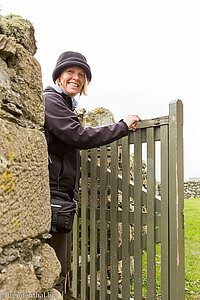 Anne beim Muness Castle auf Unst