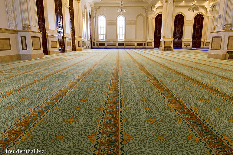 der handgewobene hellgrüne Teppich in der Sultan Qaboos Moschee von Salalah