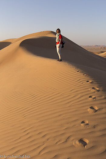 Anne auf den Sanddünen der Rub al-Khali im Oman Anne auf den Sanddünen der Rub al-Khali im Oman