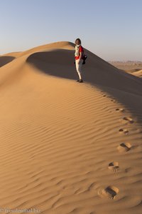 Anne auf den Sanddünen der Rub al-Khali im Oman