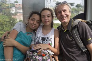 Lars und zwei kolumbianische Schülerinnen in der Gondel über Medellín.