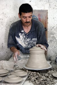 Eine Tajine entsteht in der Keramikfabrik von Fès