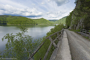 Marode Randbefestigung an der Straße zum Vidrau See