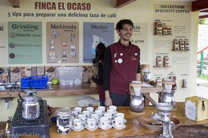 Sebastian der Finca El Ecaso bei der Kaffeezubereitung.