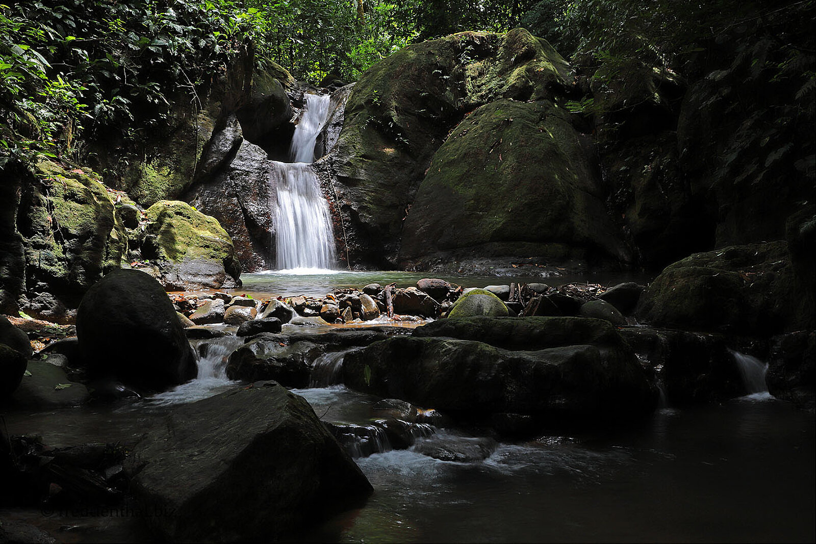Cascada de Ojochal – Blick über den Flusslauf unterhalb des Wasserfalls auf Costa Rica
