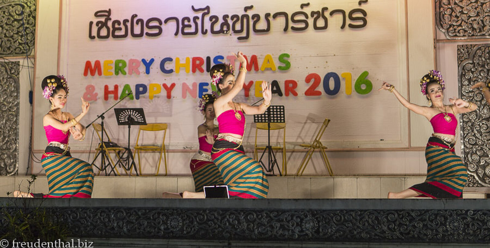 traditioneller Tanz auf dem Night Bazaar von Chiang Rai in Norden Thailands