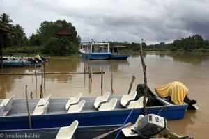 Boote bei der Abai Jungle Lodge