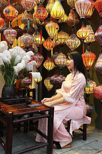 traditionell gekleidete Verkäuferin in der Altstadt von Hoa Lư