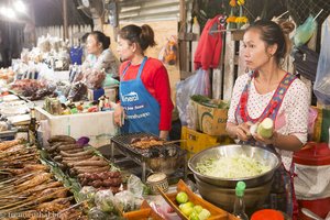 Frisches von der Garküche am Nachtmarkt von Luang Prabang